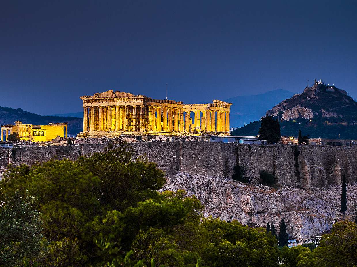 Athens by Night Small Group Sightseeing with Drinks and Food Tasting