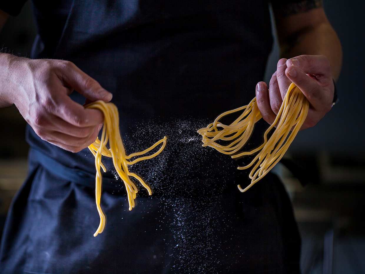Cursus verse pasta en diner in een typisch Italiaans restaurant in Rome, photo 2