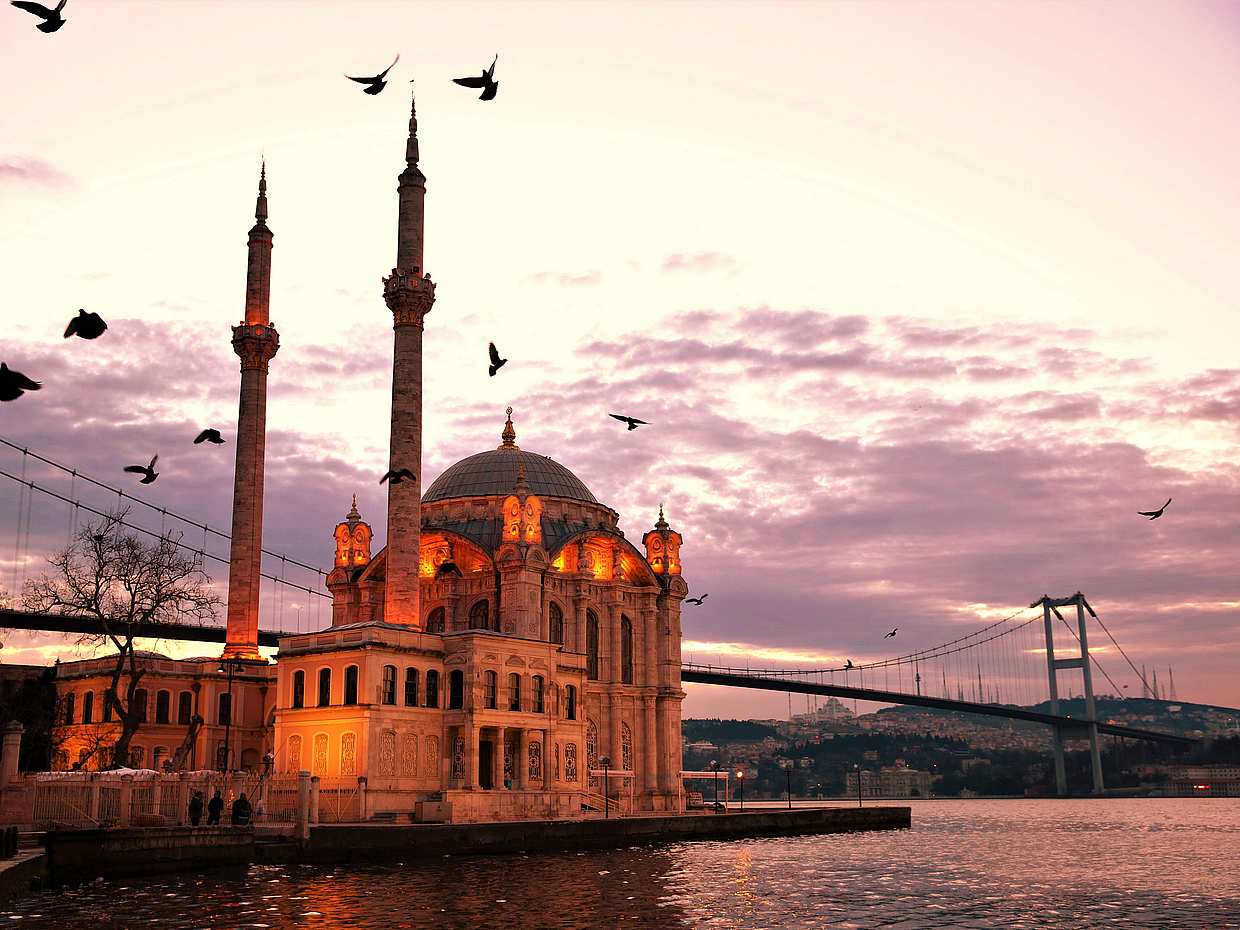 Bosphorus Sunset Cruise with a Live Guide on a Luxury Yacht