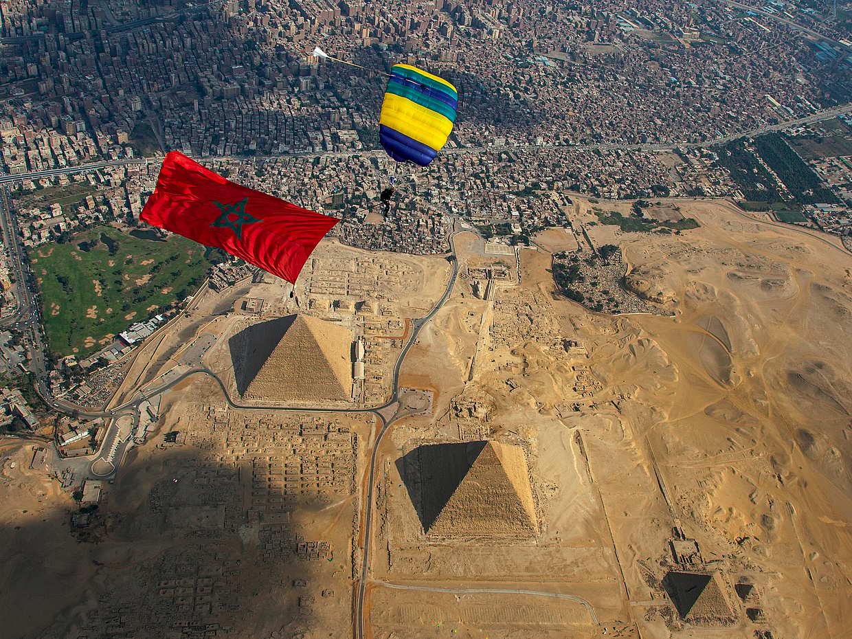 Büyük Giza Piramitleri Üzerinde Tandem Skydiving