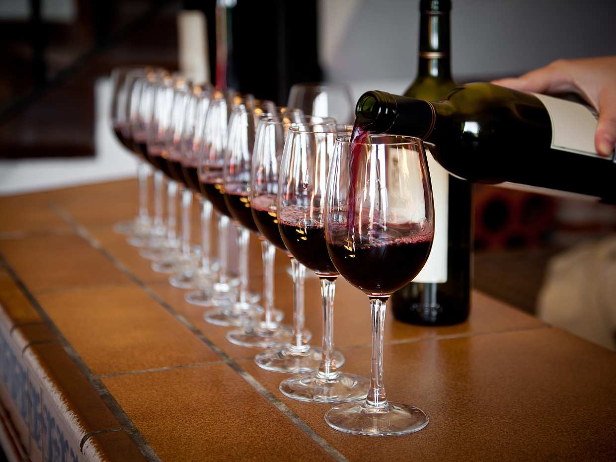 Visita guidata di un giorno alla cantina Jean Leon, Montserrat e Sitges da Barcellona