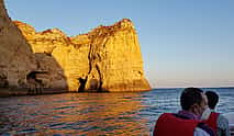 Foto 3 Romántico crucero privado al atardecer en la mística Ponta da Piedade