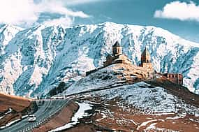 Foto 1 Excursión de un día a los montes Kazbegi y la fortaleza de Ananuri