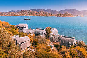 Foto 1 La isla hundida de Kekova, la antigua ciudad y la iglesia de San Nicolás desde Side