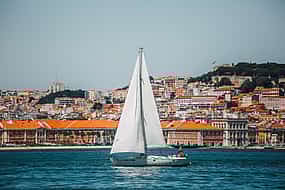 Foto 1 Paseo privado en velero por Lisboa