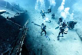 Foto 1 Excursión en barco a las cuevas azules y buceo en grupo reducido