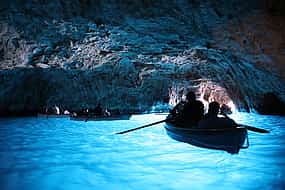 รูปภาพ 1 Excursión especial en barco a las Grutas Azules de Capri