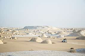 Photo 1 Safari Bahariya Oasis avec une visite du désert noir et blanc