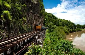 Foto 1 Bangkok - Kanchanaburi: Puente sobre el río Kwai con tren y almuerzo