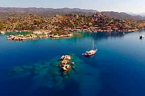 Photo 1 La isla hundida de Kekova, la ciudad antigua y la iglesia de San Nicolás desde Alanya