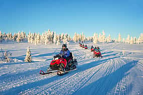 Foto 1 Conducción de motos de nieve en la naturaleza en grupos reducidos