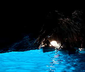 Foto 1 Excursión en barco por la costa de Sorrento, Capri y las Grutas Azules