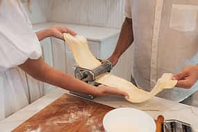 Foto 1 Curso de pasta fresca y cena en un restaurante típico italiano en Roma