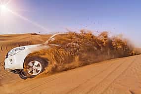 Foto 1 Die Ghost Village Safari Tour mit Dune Bashing und Sandboarding