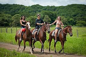 Foto 1 Excursión privada a caballo por el Volcán Arenal y las aguas termales de Baldi