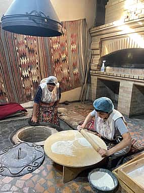 Foto 1 Privater Ausflug zur Megerian-Teppichfabrik mit Lavasch-Backworkshop