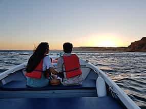 Foto 1 Romántico crucero privado al atardecer en la mística Ponta da Piedade