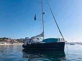 Foto 1 Crucero de día completo en velero por Cascais