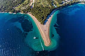 Foto 1 Excursión de un día en barco por el Cuerno de Oro, la ciudad de Hvar y las cuatro islas