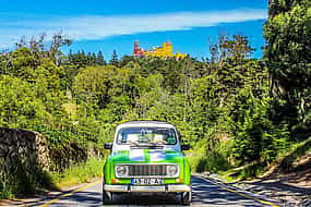 Foto 1 Sintra Tour Privado de Medio Día en Renault 4L Clásico