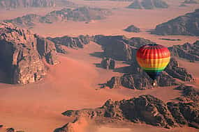 Foto 1 Globo aerostático sobre el desierto de Wadi Rum