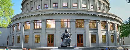 Fotoğraf 2 Godetevi Yerevan con la gente del posto