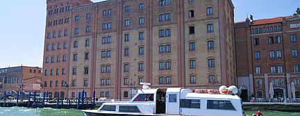 Photo 3 Venice 1-hour Private Boat Tour with Aperitivo for Couples