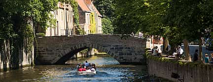 Foto 2 Excursión privada en barco por los canales de Brujas