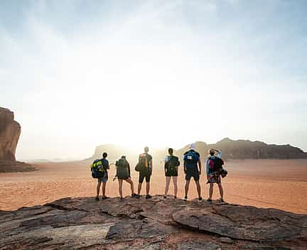 Foto 2 Excursión privada a Jebel Um Adaami con pernoctación en el desierto