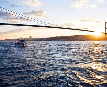 Foto 2 Crucero por el Bósforo al atardecer con guía en un yate de lujo