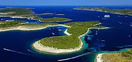 Foto 2 Excursión de un día en barco por el Cuerno de Oro, la ciudad de Hvar y las cuatro islas