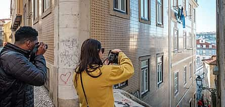 Foto 2 Paseo de cuento de hadas con fotógrafo en Lisboa