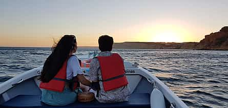 Foto 2 Romántico crucero privado al atardecer en la mística Ponta da Piedade