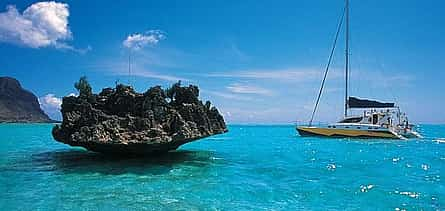 Photo 2 Catamaran Cruise to Ile Aux Bénitiers: Dolphin Watch and Crystal Rock