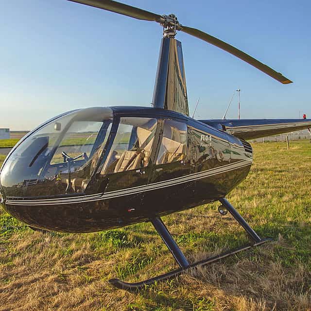 Volo in elicottero mare, scogliere e ville