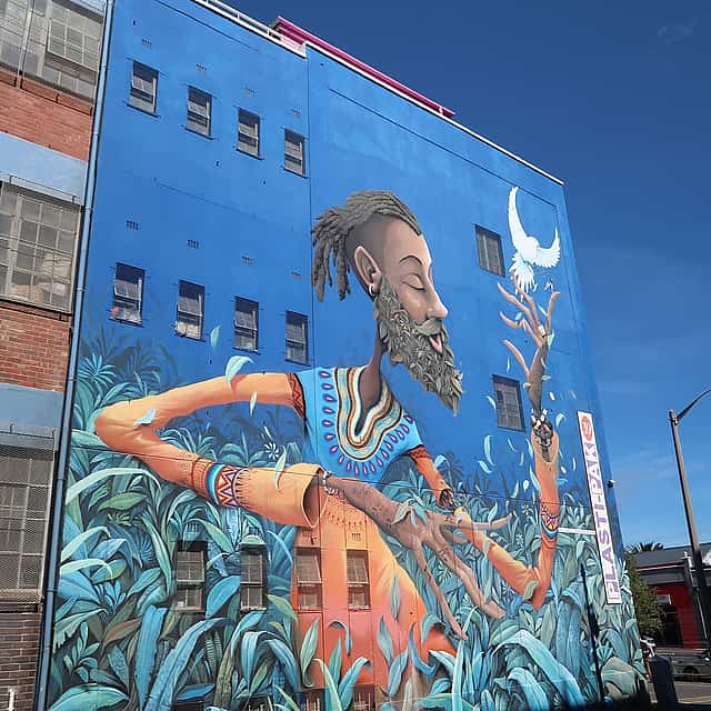 Passeios a pé e de bicicleta de arte de rua