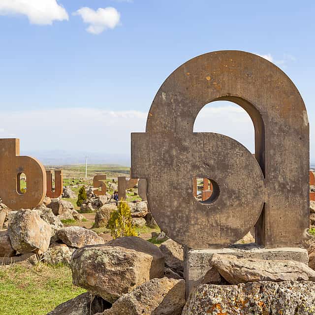 Visita privata del monumento all'alfabeto armeno e del monastero di Saghmosavank