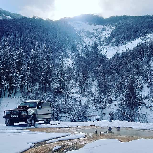Excursión personalizada en jeep a Jermuk: géiseres, aguas minerales y cascada