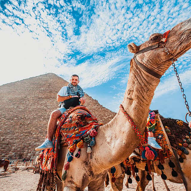 Sorprendente sesión fotográfica en las pirámides de Guiza y la Esfinge