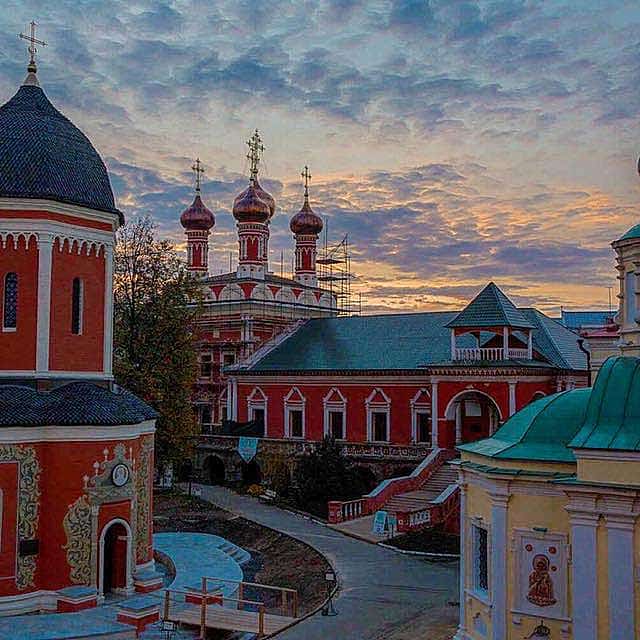 Вечер в монастыре и божественная трапеза