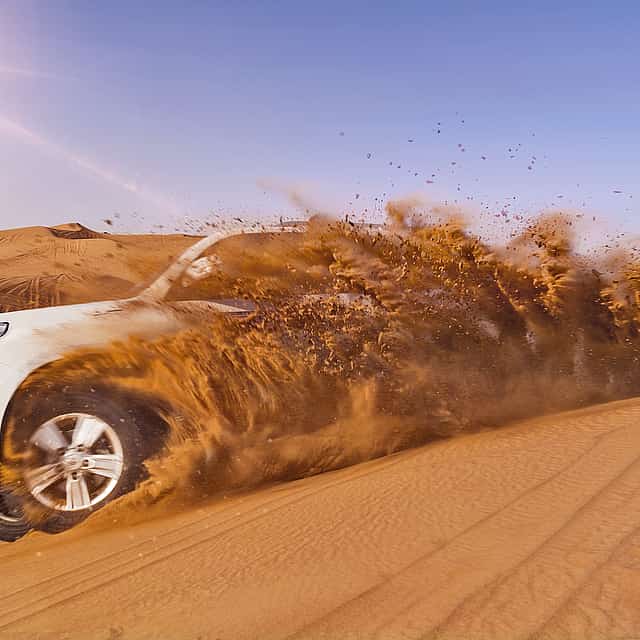 Safari por el Pueblo Fantasma con Dune Bashing y Sandboarding