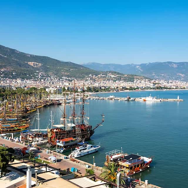 Excursión de invierno al castillo y cuevas de Alanya desde Side