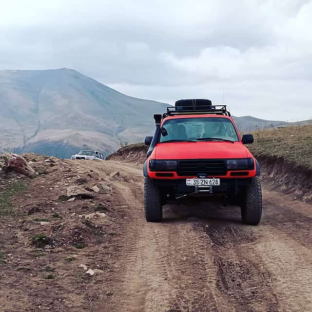 Excursión en jeep por las montañas armenias