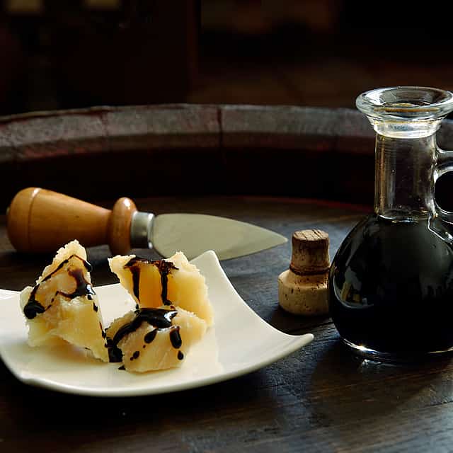 Dégustation de vinaigre balsamique avec repas toscan