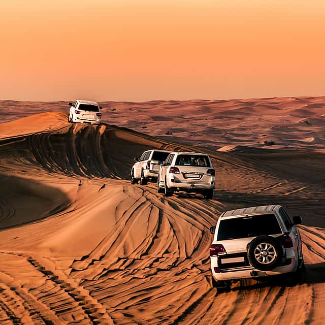 Safari por el desierto de Dubai con cena barbacoa y espectáculo de danza del vientre