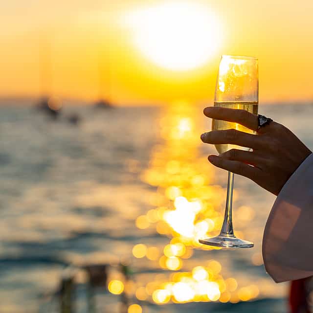 Paseo en barco al atardecer por Lisboa con copa de champán