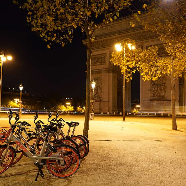 Tour in bicicletta elettrica di notte a Parigi