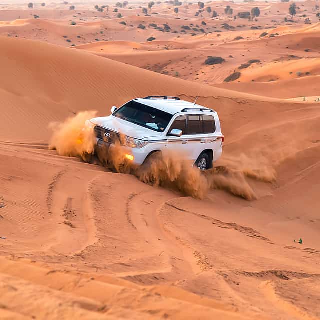 Safari matinal por el desierto con Sandboarding y paseo en camello