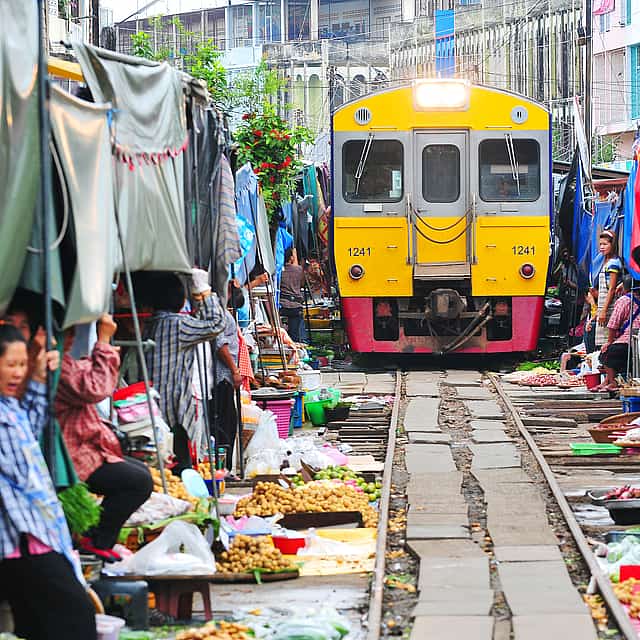 Privé ervaring vanuit Bangkok. Drijvende en spoorwegmarkt, kokosnoot en zout boerderij