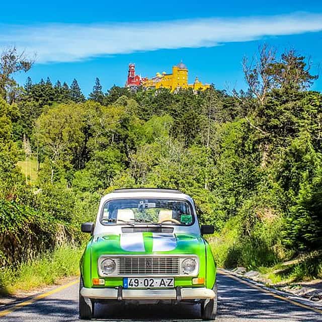 Частный тур на полдня в Синтру на классическом Renault 4L